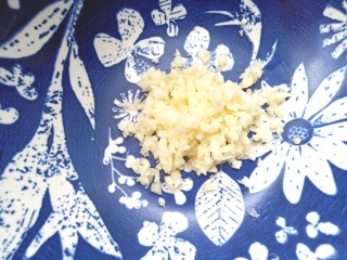 8、雪碧凉面,取碗放入蒜末