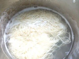 15、雪碧凉面,烧水煮面