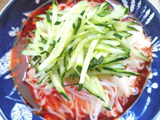 19、雪碧凉面,放入黄瓜丝，搅拌均匀