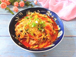 20、雪碧凉面,撒上香葱碎，一碗香辣美味的雪碧凉面，来吃吧