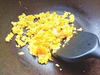 6、薄皮虾米鸡蛋韭菜盒子,起锅烧油，倒入蛋液炒成蛋碎