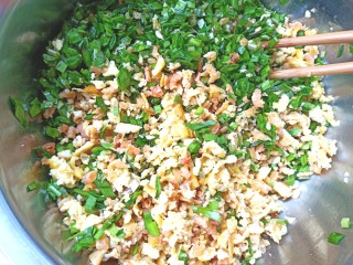 7、薄皮虾米鸡蛋韭菜盒子,给韭菜中倒入熟油搅拌均匀，再放入鸡蛋和虾米