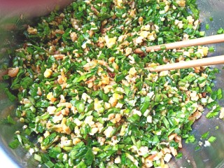 9、薄皮虾米鸡蛋韭菜盒子,搅拌均匀