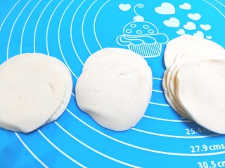 11、薄皮虾米鸡蛋韭菜盒子,取饺子皮