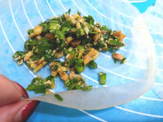 17、薄皮虾米鸡蛋韭菜盒子,揭开后，铺开放入馅