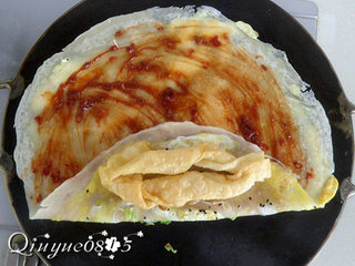 10、地方菜　煎饼,把排叉或果子放在饼上