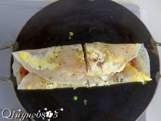 12、地方菜　煎饼,用直铲把饼中间切开