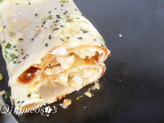 13、地方菜　煎饼,把饼折叠放在鏊子的边缘，完成。