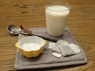 1、锅烧焦糖奶茶,准备用料