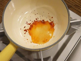 3、锅烧焦糖奶茶,小火熬至微深褐色，这个过程中不用搅拌，看着就好了，这步是这杯奶茶好喝的秘诀，特别是焦糖的颜色