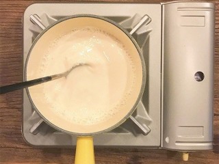 4、锅烧焦糖奶茶,倒入牛奶转中火，这个时候要稍微搅拌一下，让焦糖和牛奶充分混合，这样的牛奶特别香