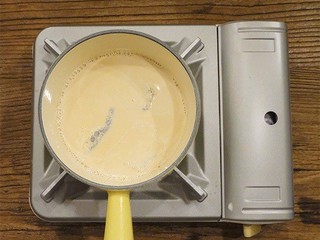 5、锅烧焦糖奶茶,牛奶有层奶皮后再加入茶包，三包的茶味较浓，这里注意火可以改小火了，不然很容易沸腾出来