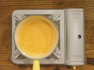 6、锅烧焦糖奶茶,当茶香飘出，奶茶颜色变浓后就可以关火了，然后捞出茶包，超级无敌的锅烧焦糖奶茶就做好了