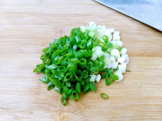 2、酱油炒饭,香葱洗净切成葱花。