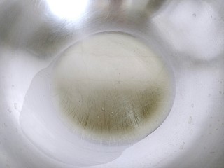 5、酱油炒饭,炒锅烧热放入植物油。