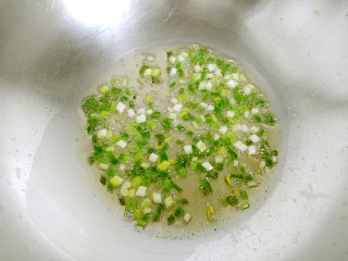 6、酱油炒饭,油七分热时放入葱花，爆香。