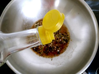 8、酱油炒饭,倒入料酒。