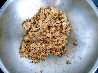 11、酱油炒饭,放入米饭翻炒均匀。