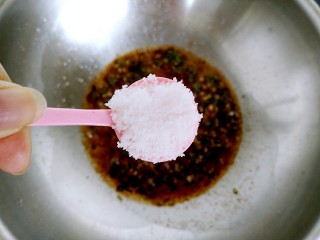 10、酱油炒饭,放入食用盐，用铲子炒匀。