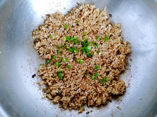 13、酱油炒饭,最后加入剩下的葱花翻炒均匀，即可出锅！
