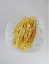 4、紫菜包饭,盛出放凉后切成条待用