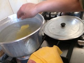 13、意大利肉酱千层面,将面皮切成长宽十厘米左右的小块下锅煮沸后捞出