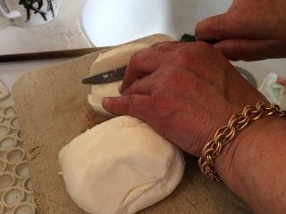 22、意大利肉酱千层面,将奶酪切成小块备用