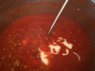 23、意大利肉酱千层面,在熬制好的肉酱中加入一半的牛奶酱