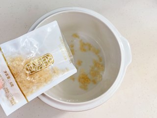 2、银耳雪梨羹,往炖盅内加入金燕耳银耳。