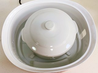 6、银耳雪梨羹,放入锅中隔水炖煮1小时。