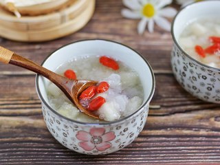 8、银耳雪梨羹,满满一碗实在太满足了,既滋养肌肤、润肺抗燥,又能提高免疫力。