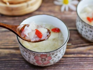 9、银耳雪梨羹,满满的胶质,看起来超级有食欲,口感比普通银耳好太多了!