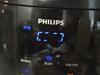 2、鸡腿包饭,米淘洗干净后放入电饭锅里煮熟