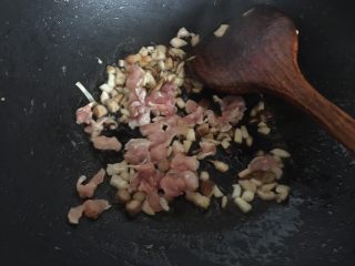 7、鸡腿包饭,然后加入鸡肉丁炒至变色