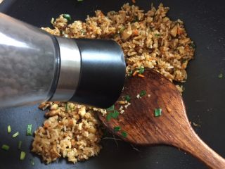 12、鸡腿包饭,最后撒入黑椒碎翻拌均匀即可