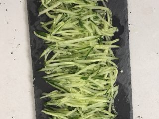 21、鸡腿包饭,黄瓜抽丝后放入岩石板上