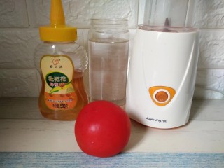 1、西红柿蜂蜜汁,食材准备好：西红柿，蜂蜜，凉开水