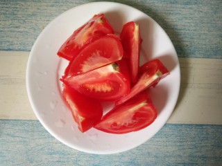 3、西红柿蜂蜜汁,切成块状（大小随意）