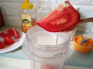 4、西红柿蜂蜜汁,切好的西红柿放入料理杯中