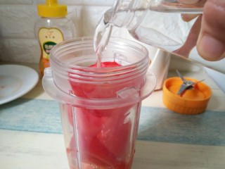 5、西红柿蜂蜜汁,加入适量的凉开水