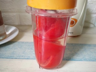 6、西红柿蜂蜜汁,盖上盖子