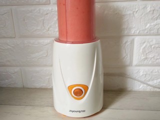 7、西红柿蜂蜜汁,套入机身按开始搅拌几秒钟的时间即可