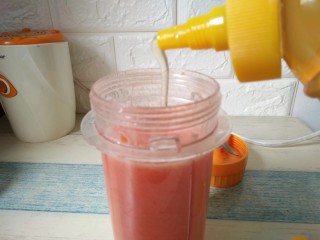 8、西红柿蜂蜜汁,加入适量的蜂蜜