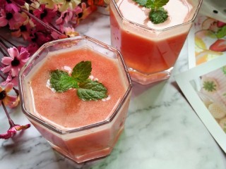 12、西红柿蜂蜜汁,一杯非常有颜值的饮品