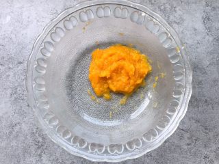 3、南瓜玫瑰卷,蒸熟后用勺子按压成泥状（南瓜蒸熟的南瓜水不要倒掉）