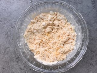 5、南瓜玫瑰卷,分次加入温水用筷子搅拌成絮状