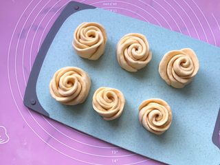 14、南瓜玫瑰卷,切开之后把玫瑰卷花瓣稍微整理一下，二次发酵10-15分钟即可（现在夏季室温偏高）