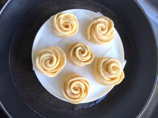 15、南瓜玫瑰卷,冷水上锅中火蒸13-15分钟，蒸好之后关火焖3分钟再开盖，这样馒头蒸出来更漂亮