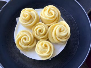 16、南瓜玫瑰卷,发的特别好，没有开裂，颜色更艳丽，黄亮亮的，淡淡的南瓜清香味扑鼻而来，很满意