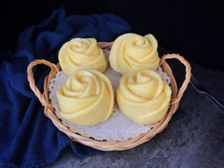 17、南瓜玫瑰卷,宝贝在一旁都忍不住要开吃了，很诱惑